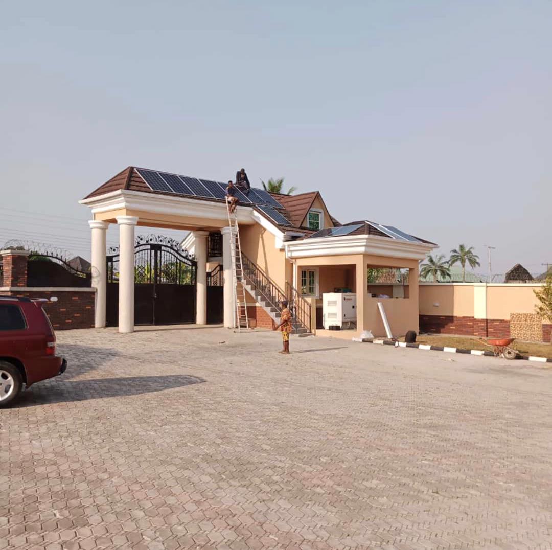 A house fiited wih solar panels